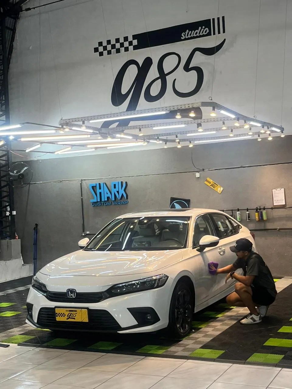 Honda Civic branco com acabamento premium