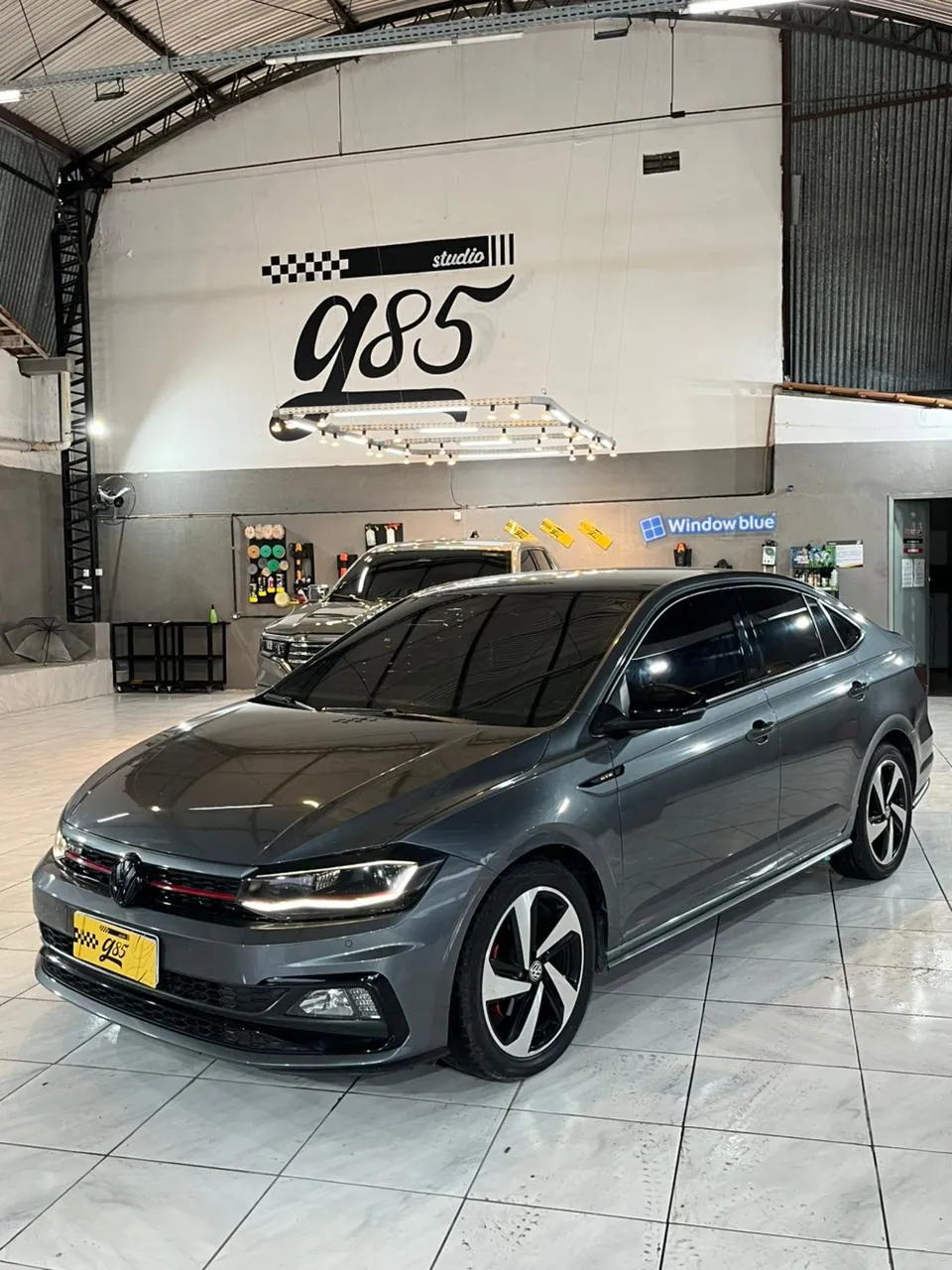 VW Virtus GTS cinza com proteção premium