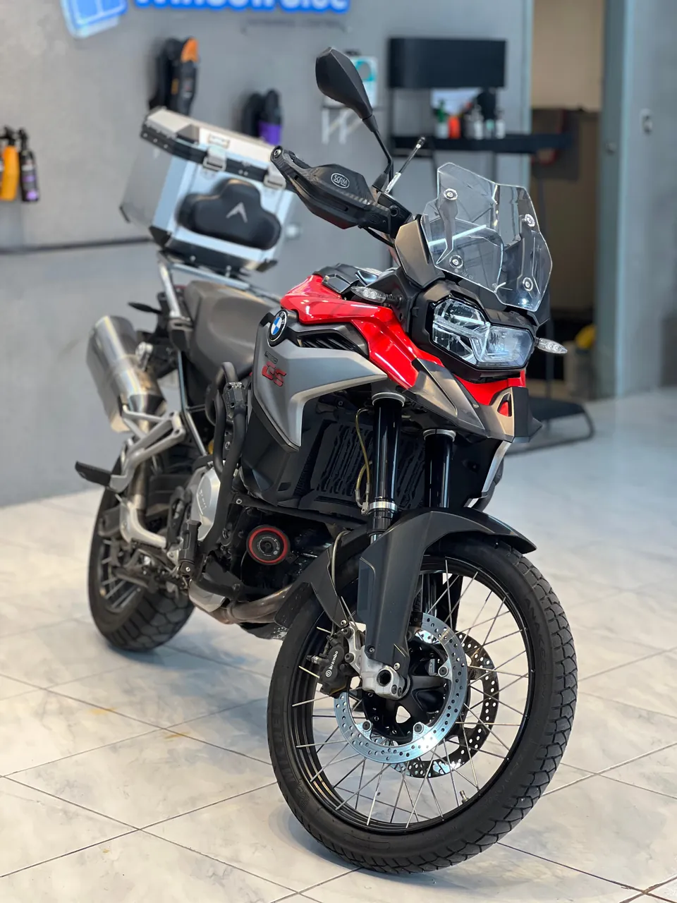BMW R1250 GS com película e acessórios premium