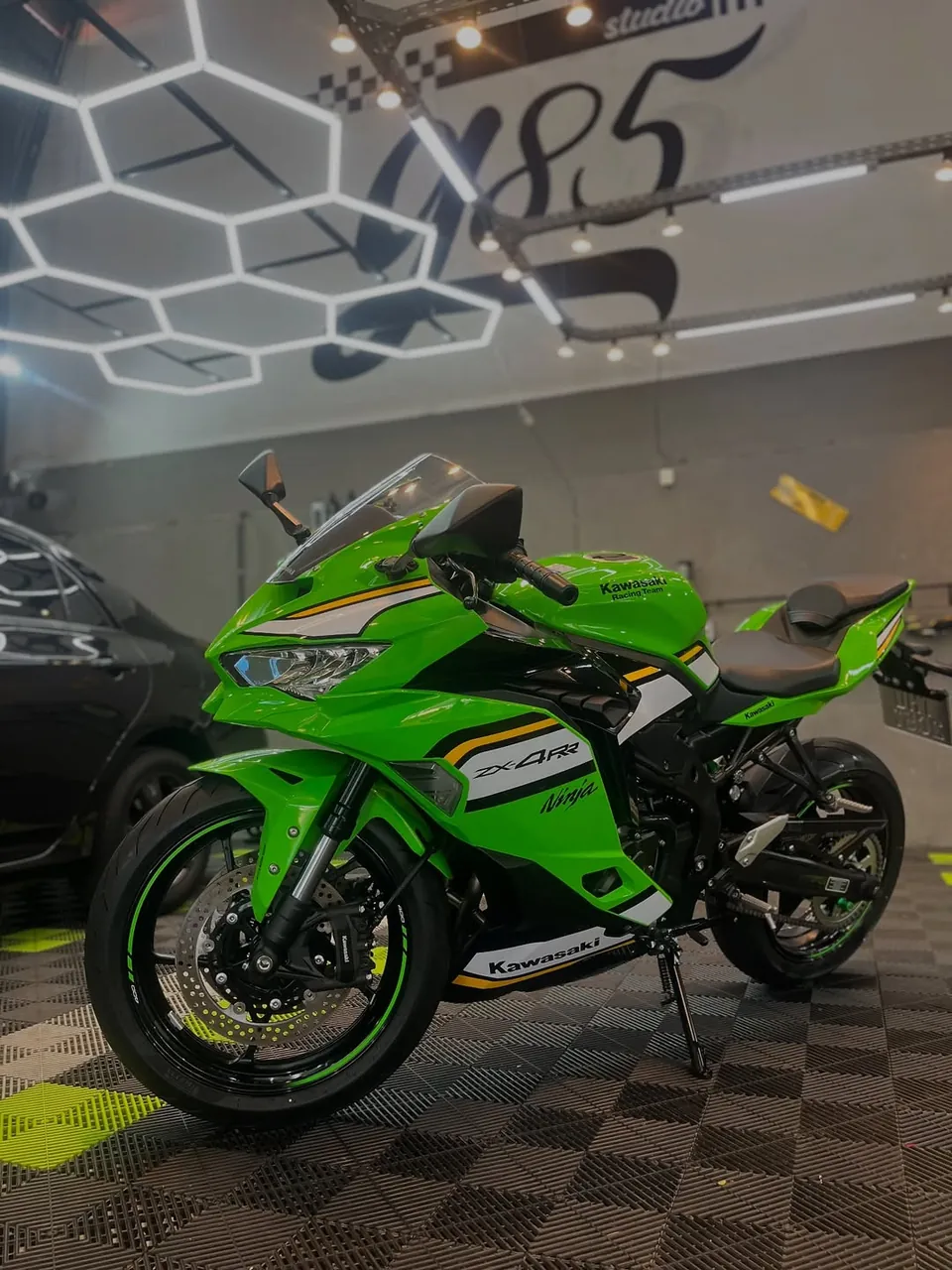 Kawasaki Ninja ZX-4RR verde com acabamento premium