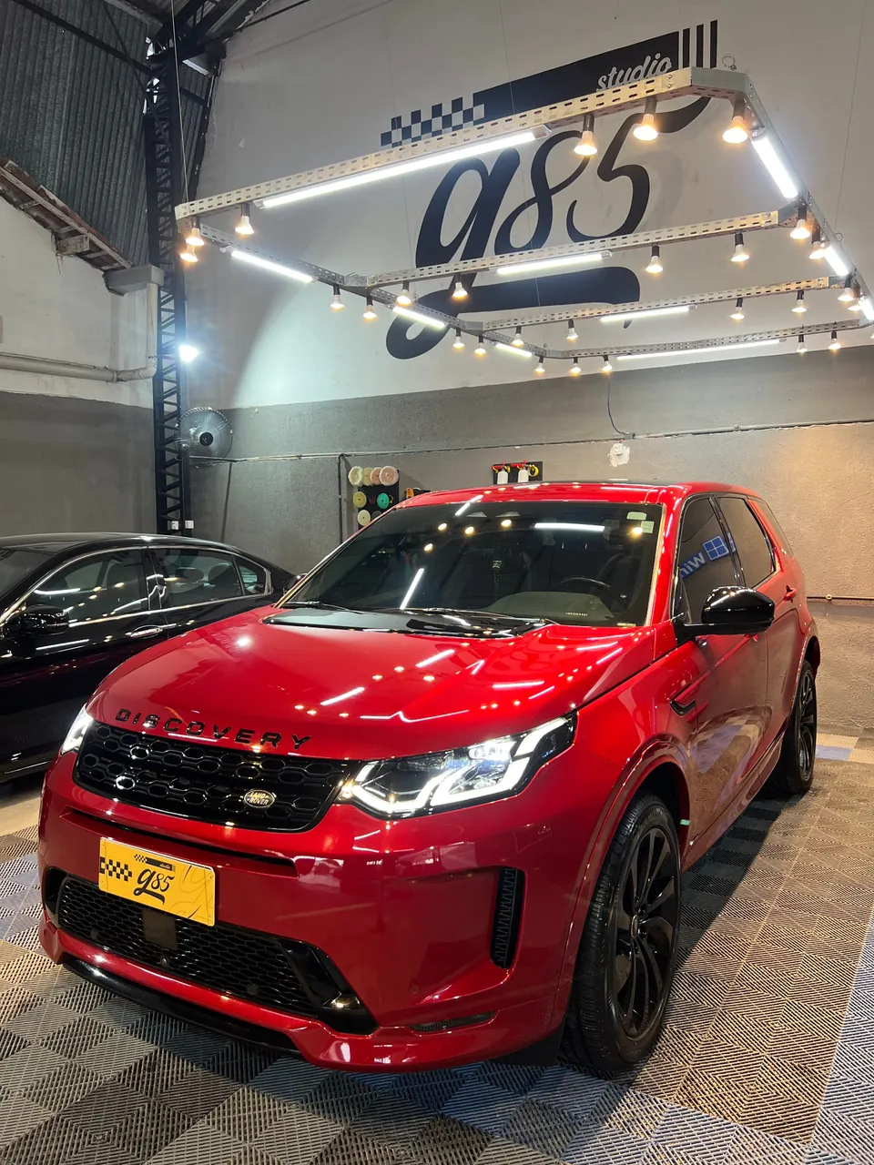 Land Rover Discovery vermelha com serviços premium