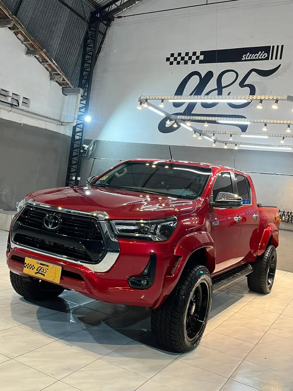 Toyota Hilux vermelha com tratamento premium