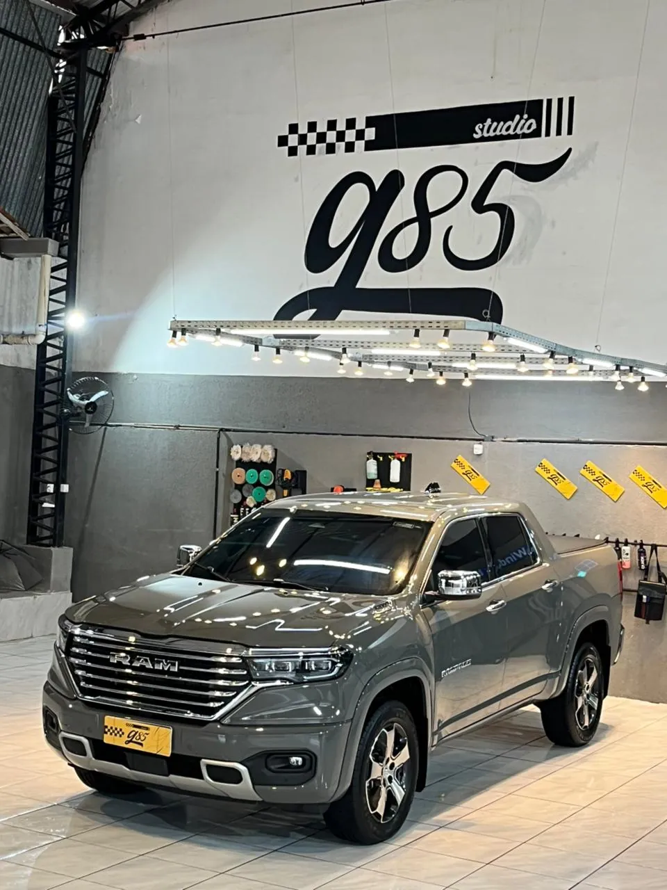 RAM Rampage cinza com acabamento premium